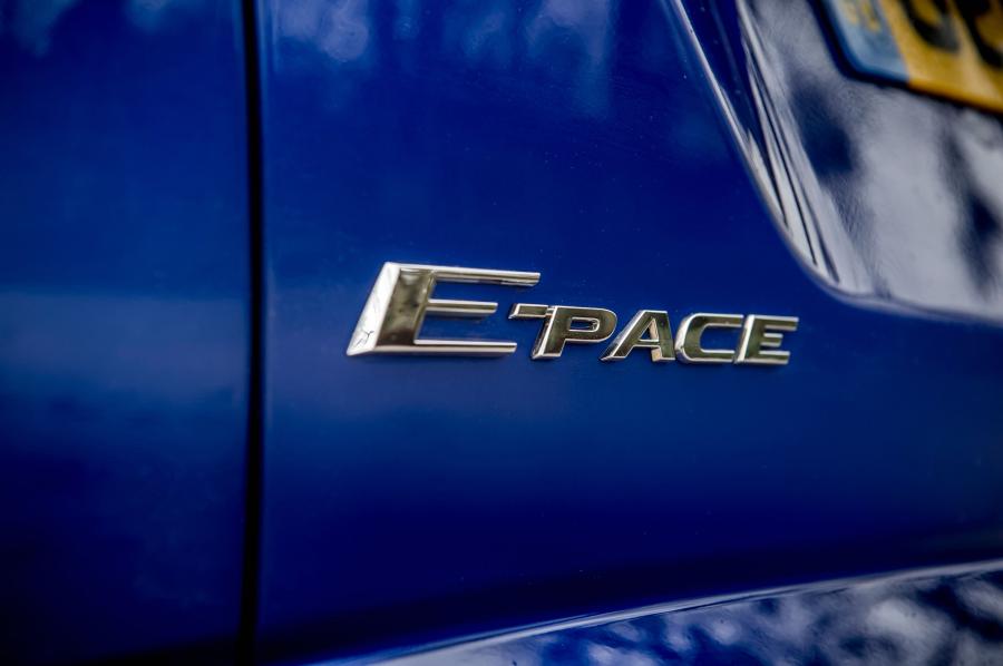 Логотип Jaguar E-Pace D180 AWD SE 2018 года  (UK) (фото 11 из 32)